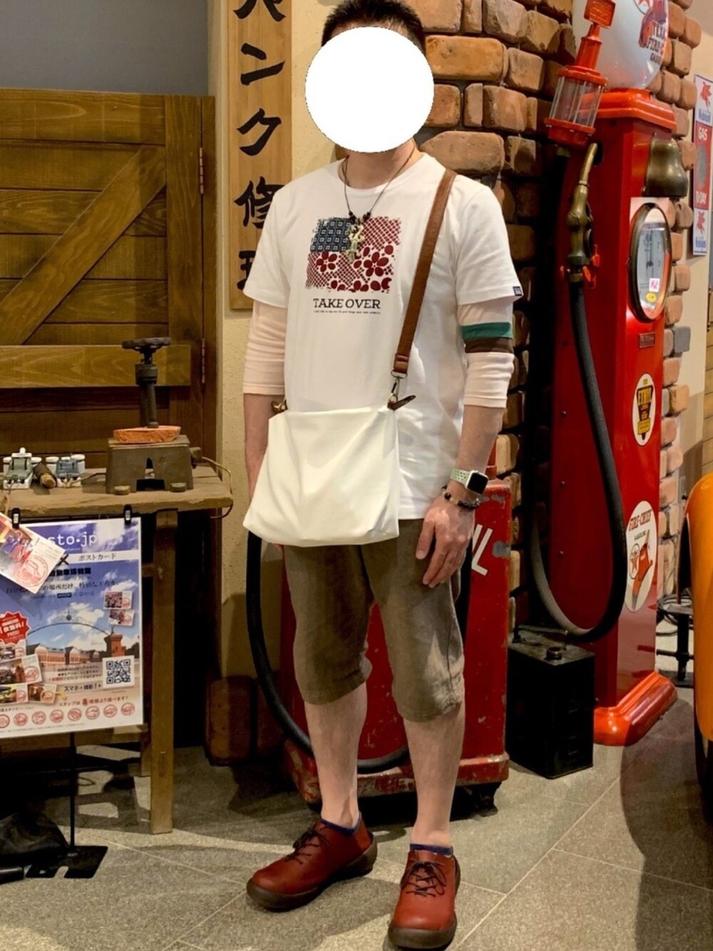 「秋のコーデ、石垣島、リゲッタカヌー、皮、ピンクコーデ、石垣島 夜光貝」｜「皮カバンのアイテム（ショルダーバッグ、ホワイト系）」を使った、猿吉さん（メンズ・168cm）の秋コーディネートの1枚目の写真