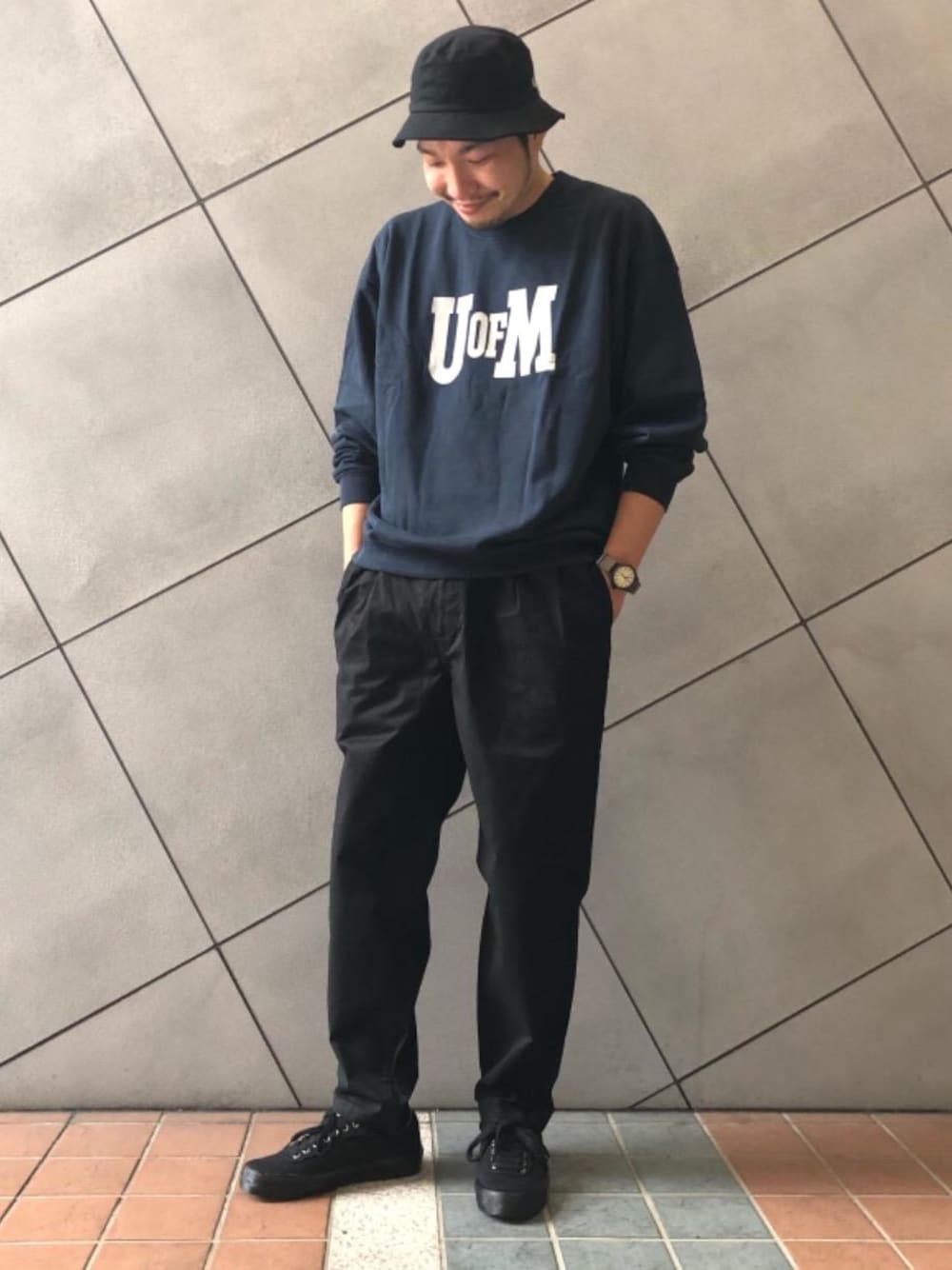 その他のスニーカー、ブラック系のその他パンツ、ブルー系のスウェットを着用したメンズの秋コーディネートの1枚目の写真