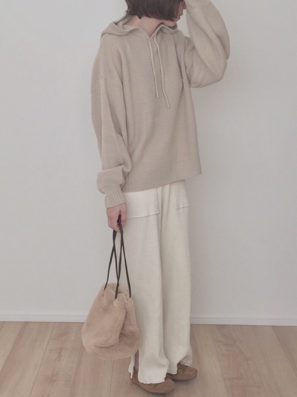 「秋冬コーデ、シンプルコーデ、ワッフル、リブパンツ、ベージュ、ファーバッグ、付録バッグ、モカシン、スリットパンツ」｜「select MOCAのニットプルパーカー/ワッフル編みニット素材フード付きプルオーバー（ニット/セーター、ベージュ系）」を使った、ます。さん（レディース・164cm）の秋コーディネートの1枚目の写真