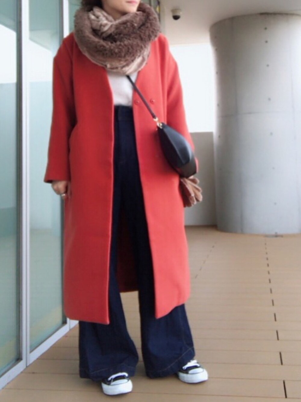 「シンプルコーデ、スニーカーコーデ、カジュアルコーデ、スニーカー、大人コーデ、ワイドパンツ、フェザーヤーン、H&M」｜「natural coutureのアイテム（ノーカラージャケット、オレンジ系）」を使った、ナナさん（レディース・156cm）の冬コーディネートの1枚目の写真
