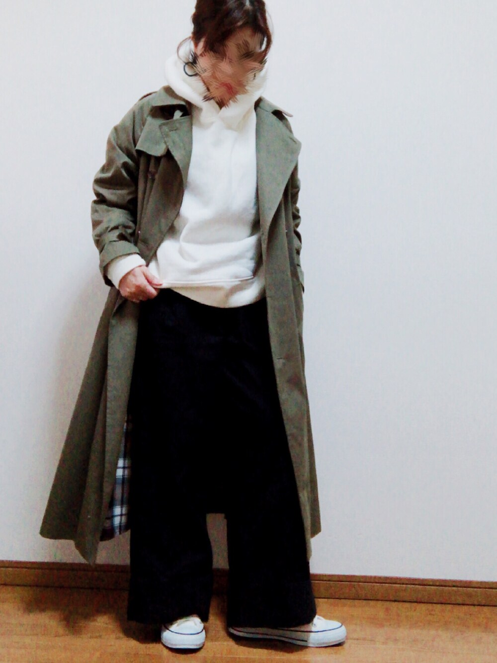 ブルー系のその他パンツ、ホワイト系のパーカー、グリーン系のトレンチコートを着用したレディースの冬コーディネートの1枚目の写真