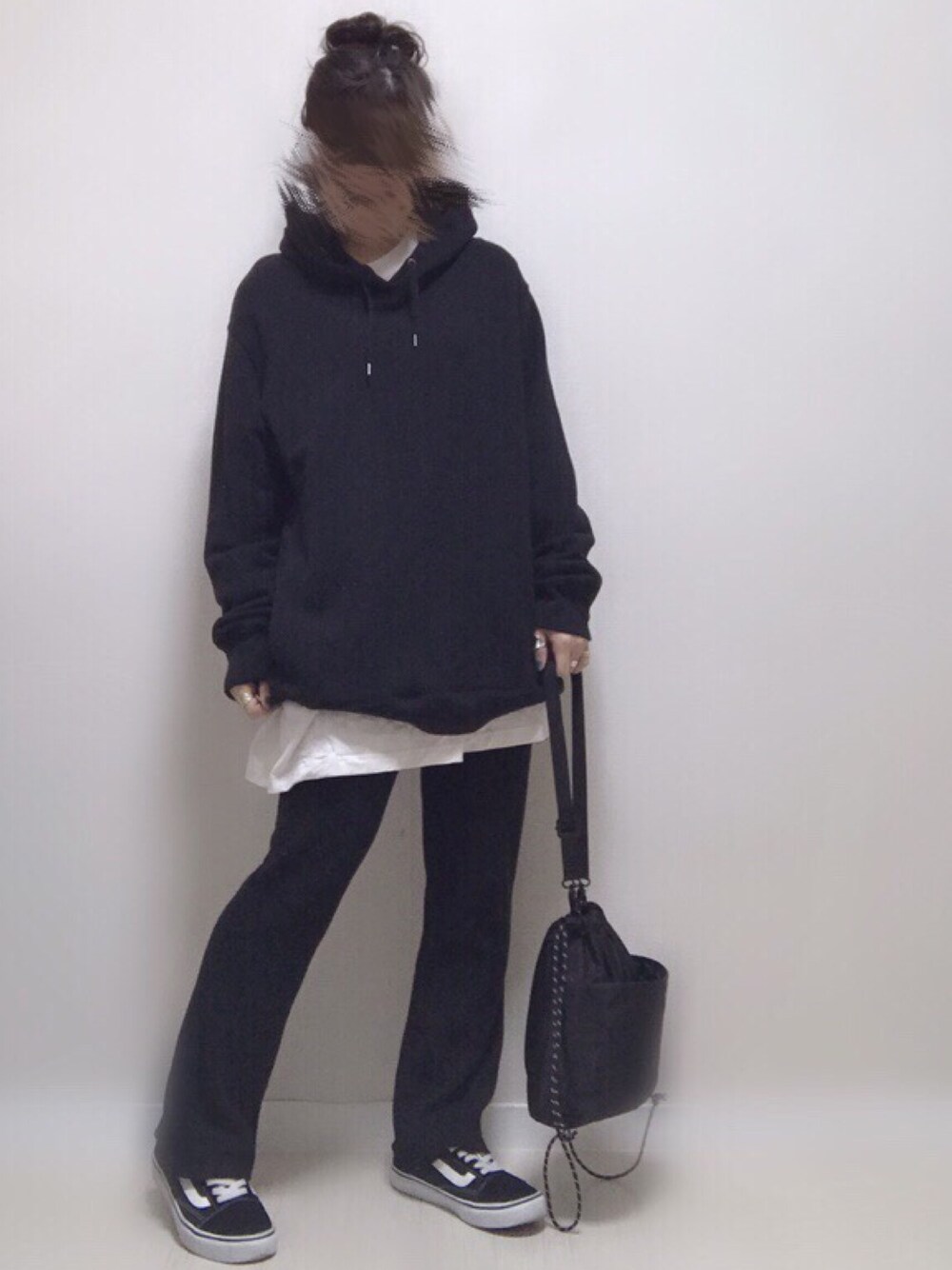 ブラック系のパーカー、ホワイト系のTシャツ/カットソー、ブラック系のその他パンツを着用したレディースの冬コーディネートの1枚目の写真