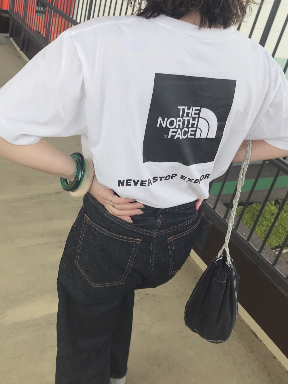 「カジュアルコーデ、メンズライク、カジュアル、大人カジュアル、ootd、デニムパンツ、ドクターマーチン、フリークスストア、ローリーズファーム(LOWRYS FARM)、Tシャツ」｜「THE NORTH FACEのTheNorthFace (ザ･ノースフェイス)　S/S Square Logo Tee ショートスリーブスクエアロゴティー（Tシャツ/カットソー、ホワイト系）」を使った、ナナさん（レディース・156cm）の夏コーディネートの1枚目の写真