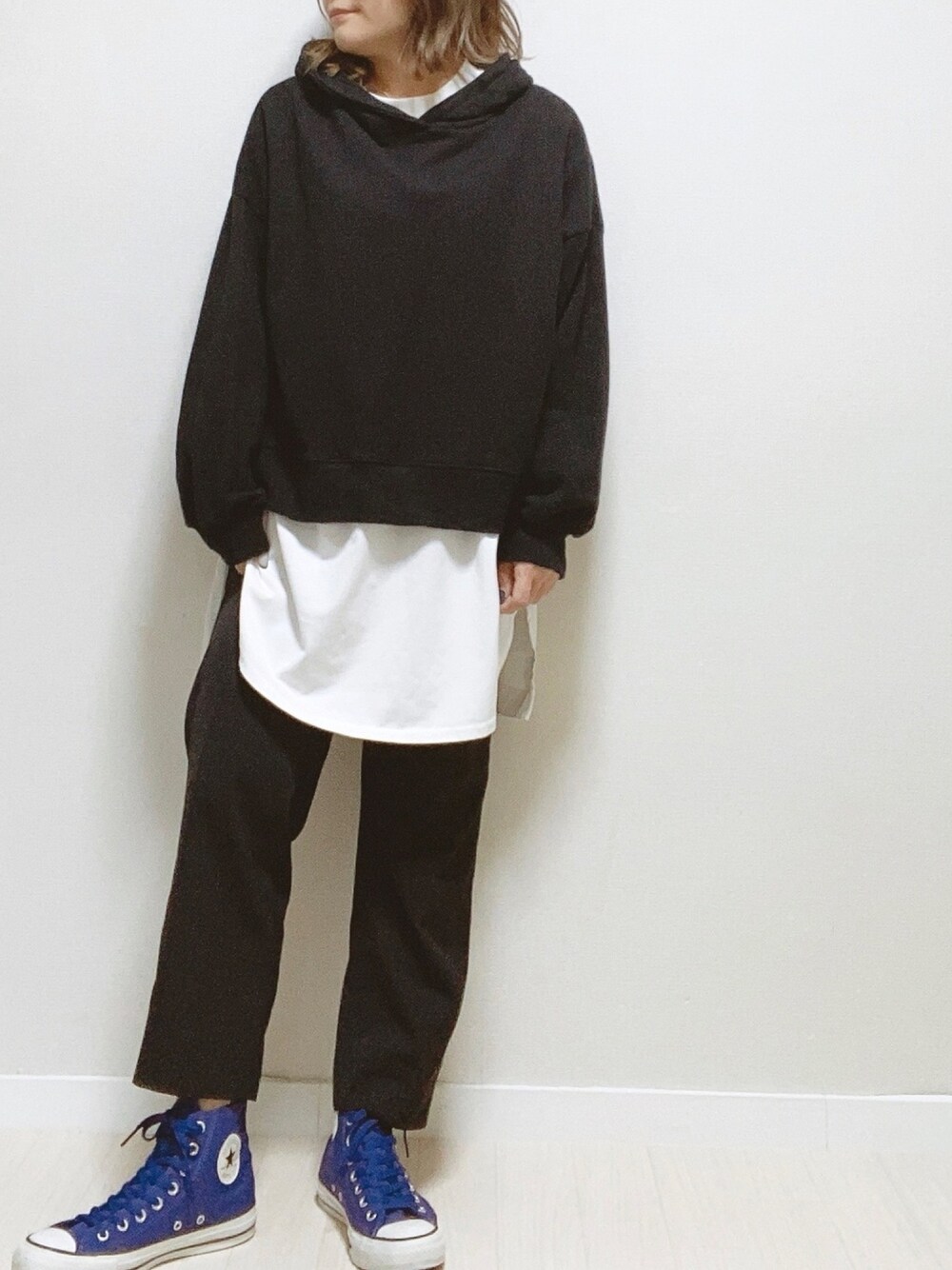 「ブラック、レイヤードスタイル、テーパードパンツ、秋冬コーデ、カジュアルコーデ、オトナ女子、お洒落さんとつながりたい、スニーカーコーデ、楽チンコーデ、ラクチンコーデ」｜「JEANASISのシャツテイルBIGロンT/826709（Tシャツ/カットソー、ホワイト系）」を使った、ナナさん（レディース・156cm）の秋コーディネートの1枚目の写真