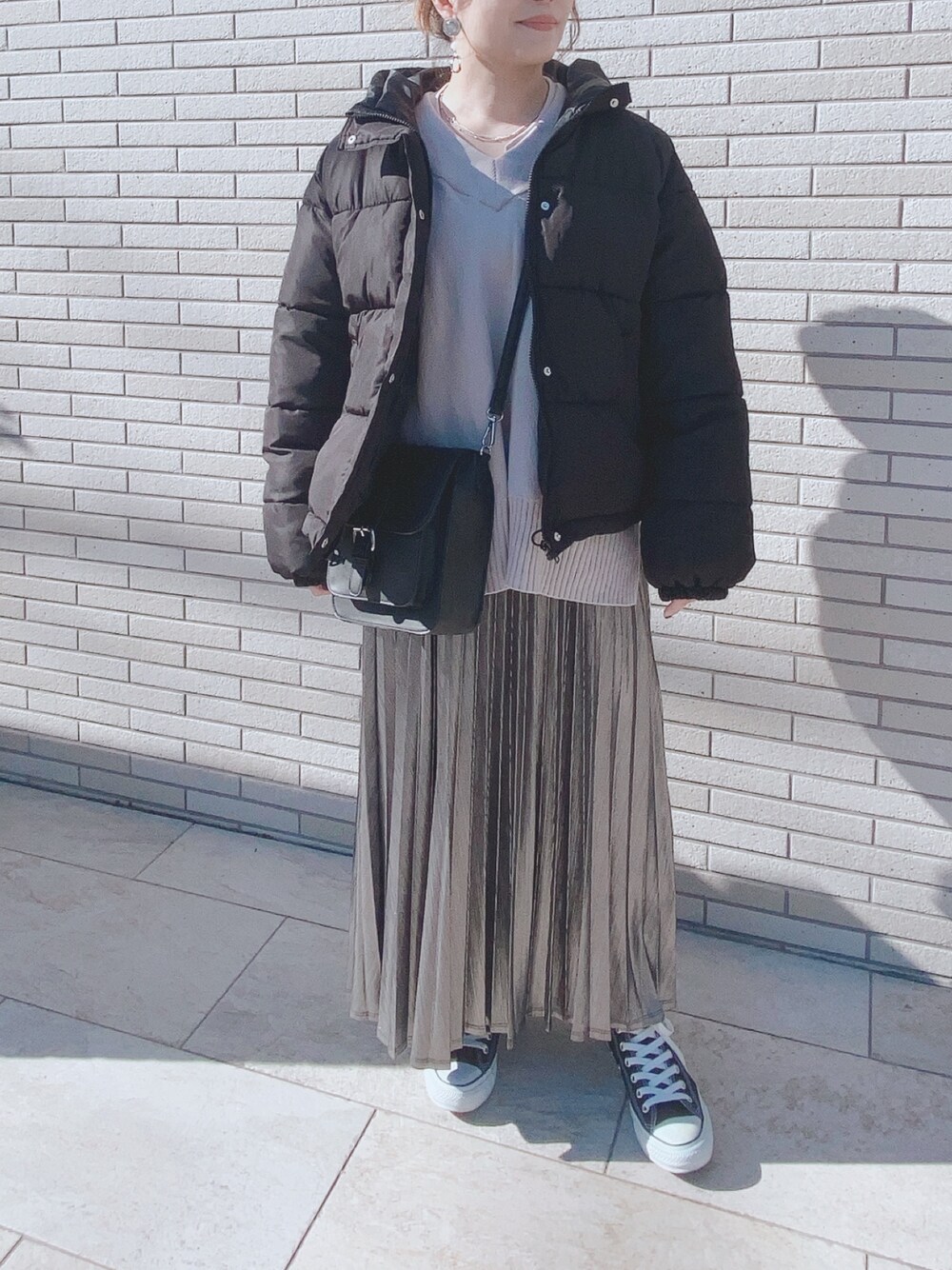 「冬アウター着回しチャレンジ、シンプル、スニーカーコーデ、冬、おしゃれさんと繋がりたい、ロングスカート、冬アウター、着回しコーデ、プチプラ、大人カジュアル」｜「frames RAY CASSINの【WEB限定】エコダウンジャケット（ダウンジャケット/コート、ブラック系）」を使った、ナナさん（レディース・156cm）の冬コーディネートの1枚目の写真
