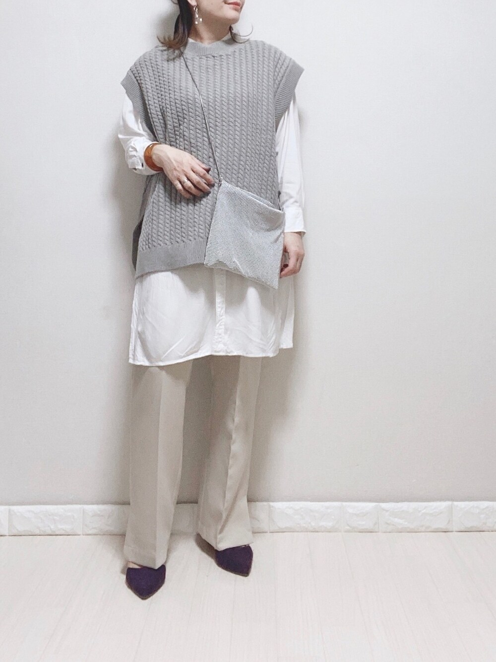 ホワイト系のシャツ/ブラウス、グレー系のベスト、ホワイト系のその他パンツを着用したレディースの冬コーディネートの1枚目の写真