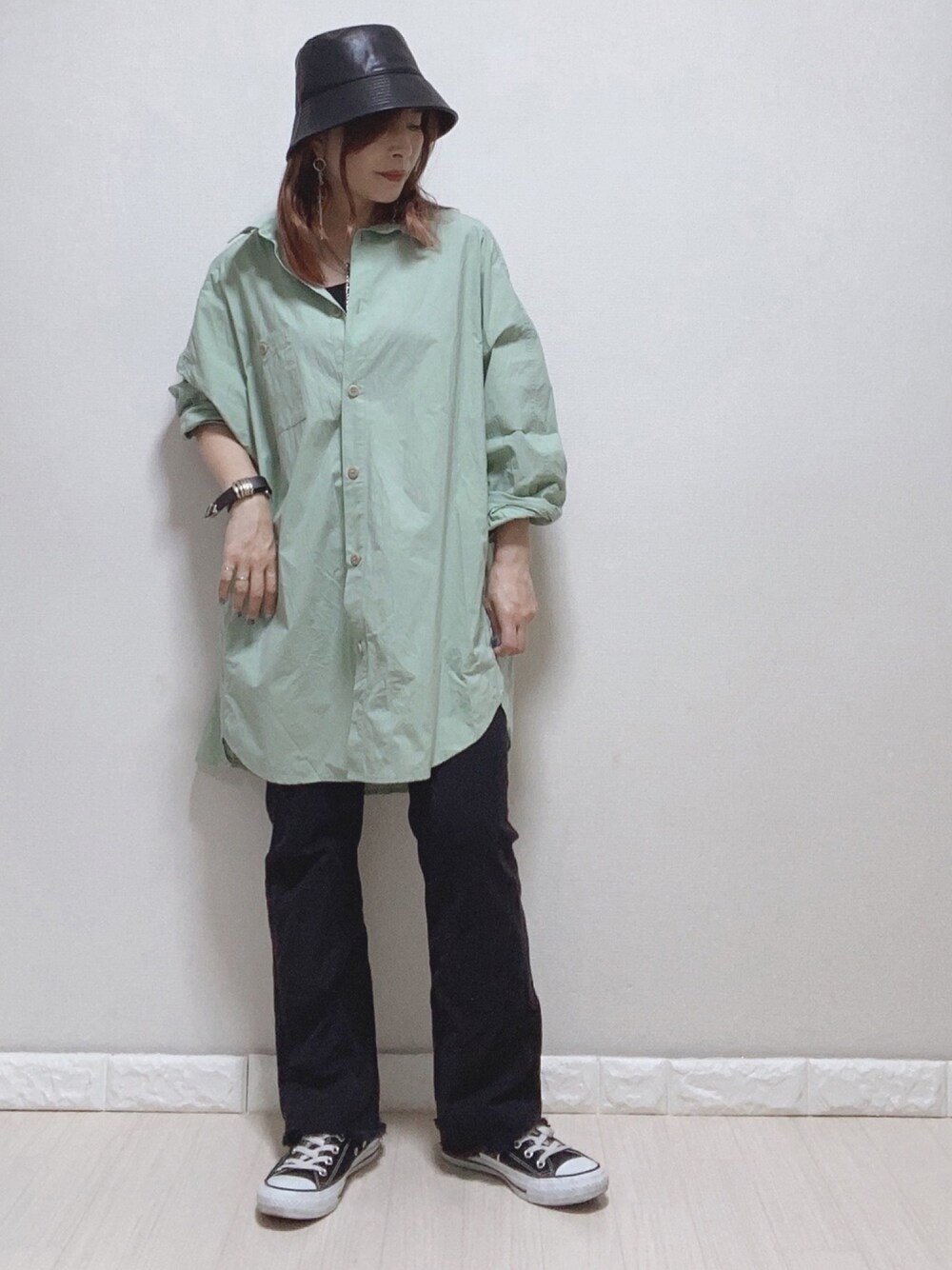 ブラック系のデニムパンツ、ブラック系のスニーカー、グリーン系のシャツ/ブラウスを着用したレディースの夏コーディネートの1枚目の写真