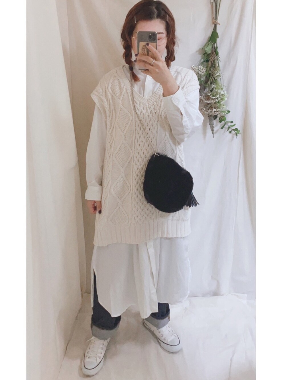 「オトナカジュアル、冬コーデ、パンツスタイル、デニム、シャツワンピ、ベスト、converse、秋コーデ、カジュアル、シンプルコーデ」｜「AZUL by moussyのECOFUR CHAIN POCHETTE/エコファーチェーンポシェット（ショルダーバッグ、ブラック系）」を使った、ナナさん（レディース・156cm）の秋コーディネートの1枚目の写真