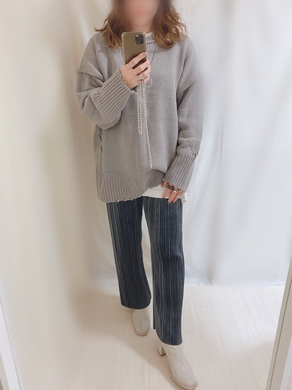 「パンツスタイル、ベロア、カジュアルコーデ、あったかコーデ、おしゃれさんと繋がりたい、くすみカラー、プチプラコーデ、オトナカジュアル、ootd、楽チンコーデ」｜「DISCOATの【ZOZO限定】ダメージニットPO（ニット/セーター、グレー系）」を使った、ナナさん（レディース・156cm）の冬コーディネートの1枚目の写真