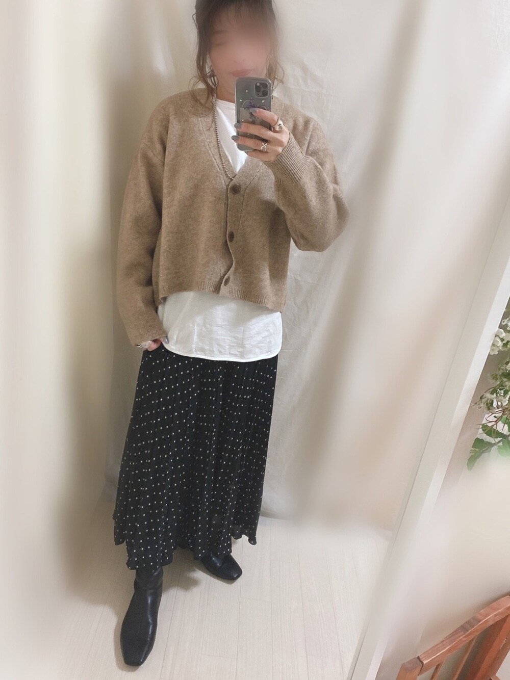 「シンプル、オトナ女子、ドット、おしゃれさんと繋がりたい、プリーツスカート、ゆるコーデ、スカート、プチプラ、LOWRYS FARM」｜「coca（coca）のテールカットボートネックT（Tシャツ/カットソー、ホワイト系）」を使った、ナナさん（レディース・156cm）の冬コーディネートの1枚目の写真