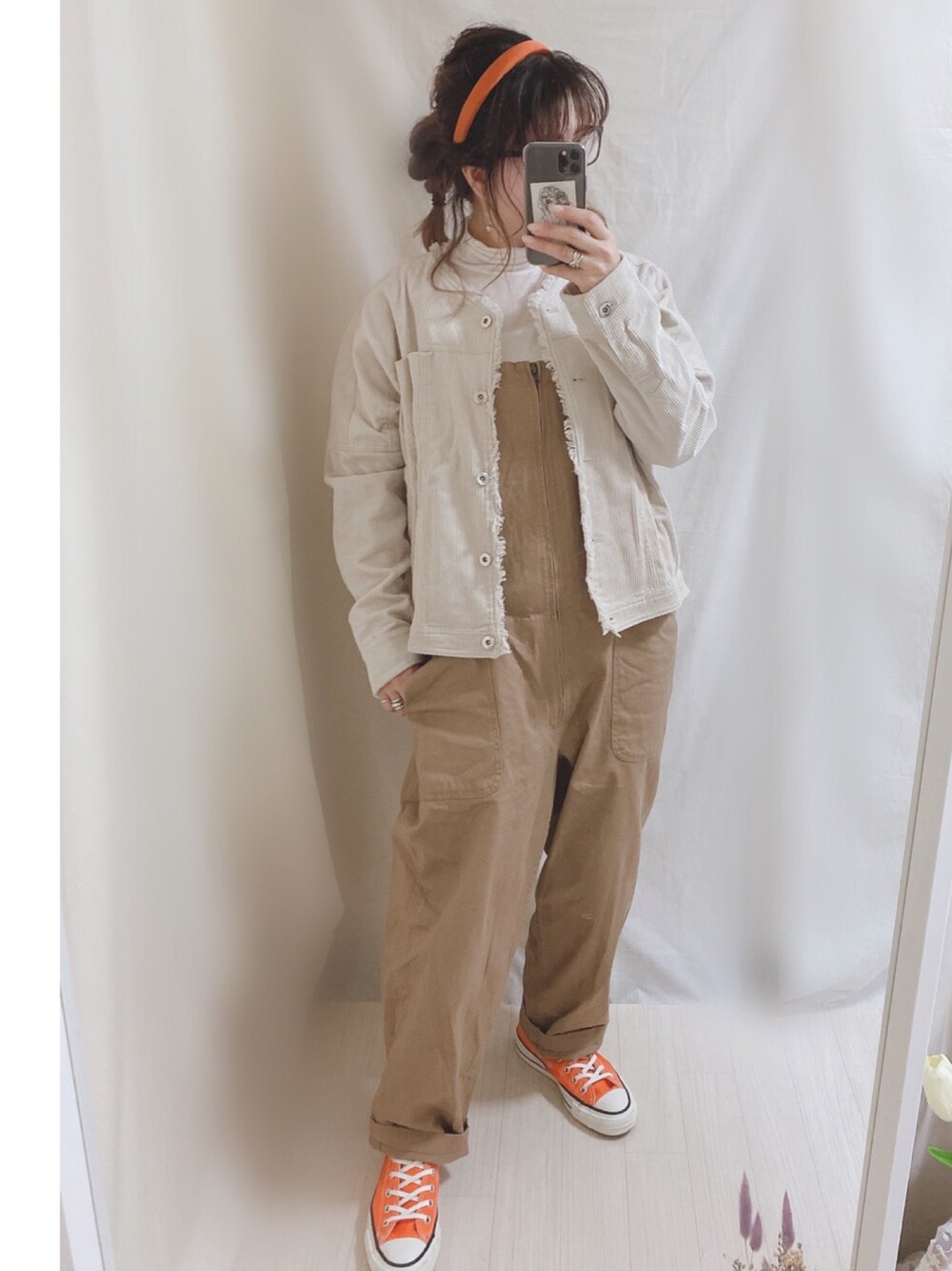 「大人コーデ、春カラー、カジュアルコーデ、お洒落さんとつながりたい、オトナカジュアル、プチプラコーデ、サロペット、カチューシャ、スニーカー、今日のコーデ」｜「SENSE OF PLACE by URBAN RESEARCHのコーデュロイルーズジャケット（ノーカラージャケット、ベージュ系）」を使った、ナナさん（レディース・156cm）の冬コーディネートの1枚目の写真