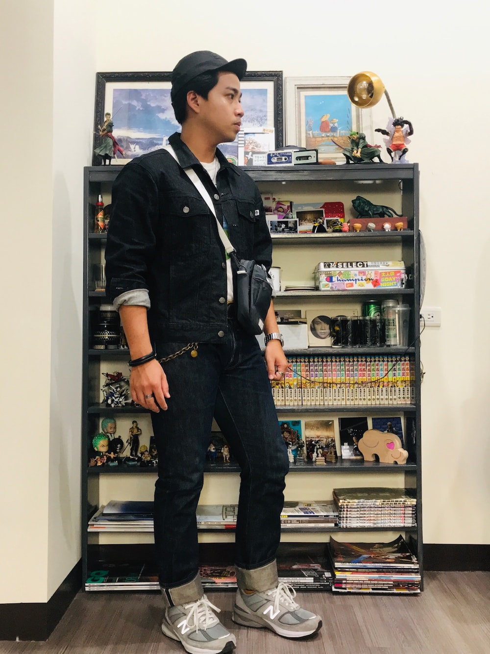 ブラック系のデニムジャケット、その他のショルダーバッグ、ブルー系のデニムパンツを着用したメンズの夏コーディネートの1枚目の写真