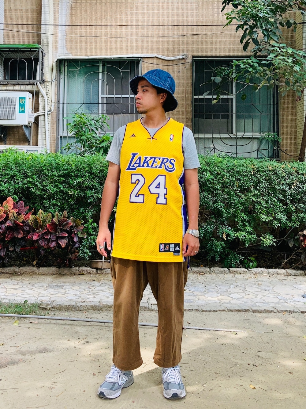 「ootdtw、Kobe Bryant、Lakers、MUJI Labo、990v5、Retrodandy」｜「adidas Originalsのアイテム（ジャージ、イエロー系）」を使った、Ú-Sêng Tânさん（メンズ・167cm）の秋コーディネートの1枚目の写真