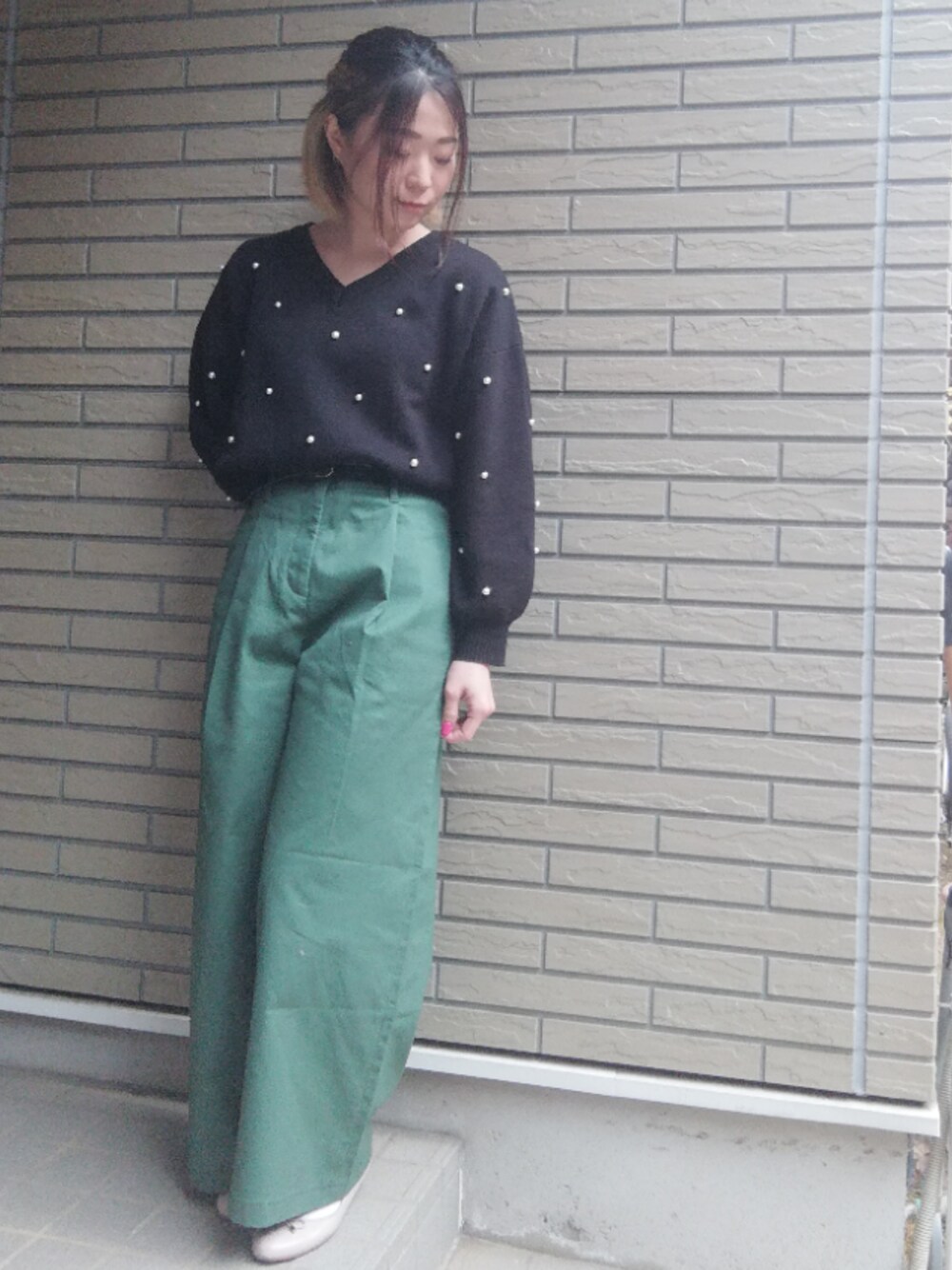 「ユニクロ、ワイドパンツ、チノパン、カーキ、ブラック、休日スタイル、プチプラコーデ、パールニット」｜「stradivariusのアイテム（パンプス、ピンク系）」を使った、anrumi.さん（レディース・151cm）の冬コーディネートの1枚目の写真