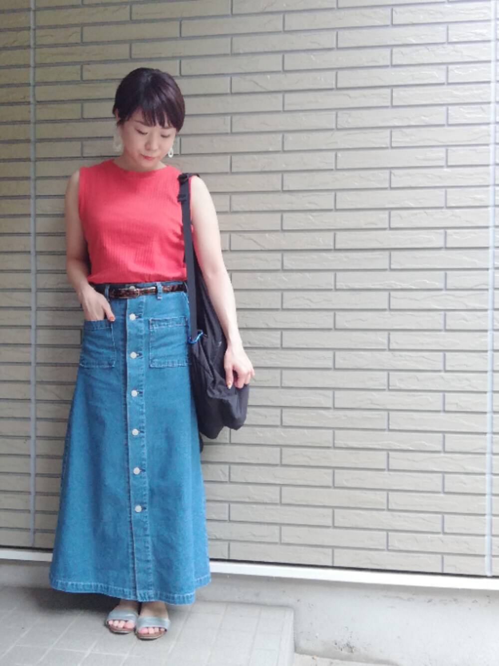 「大人カジュアル、おしゃれさんと繋がりたい、低身長、プチプラコーデ、GU、前開きスカート、赤、デニムスカート、夏コーデ、カジュアル」｜「Latticeのアイテム（ピアス（両耳用）、ホワイト系）」を使った、anrumi.さん（レディース・151cm）の夏コーディネートの1枚目の写真