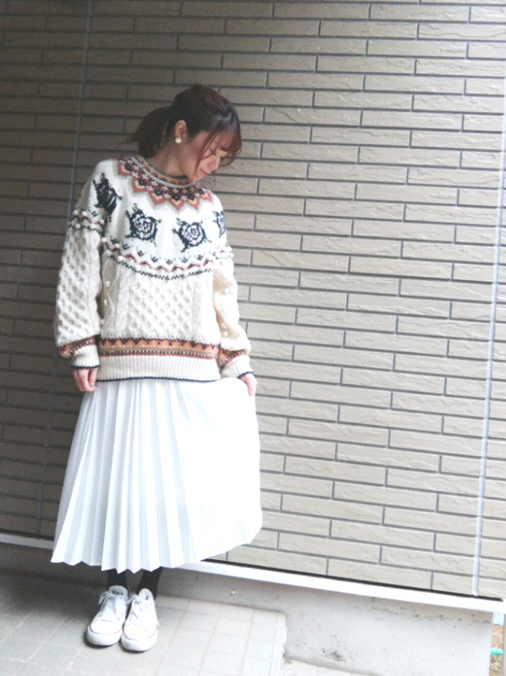 「古着、スニーカー、大人カジュアル、ワントーンコーデ、ホワイトコーデ、ニット、ポンポンニット、低身長、低身長コーデ、プリーツスカート」｜「3coinsのアイテム（ピアス（両耳用）、ゴールド系）」を使った、anrumi.さん（レディース・151cm）の冬コーディネートの1枚目の写真