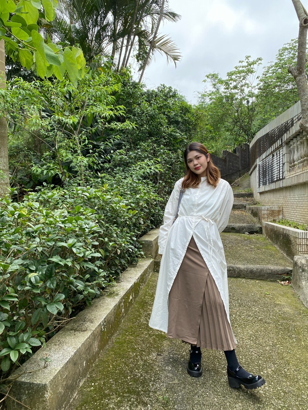 「ootd、日系極簡、多層次穿搭」｜「MEIER.Qのアイテム（シャツワンピース、ベージュ系）」を使った、美幸さん（レディース・167cm）の春コーディネートの1枚目の写真