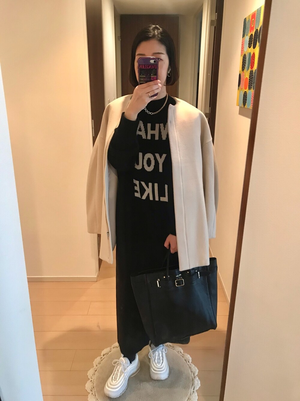 「モノトーン、オトナカジュアル、ロゴセーター、オールブラック、エアマックス、ボブ、オトナ女子」｜「SHIPS anyの★★SHIPS any: SORONA ノーカラー ミディ コート（ノーカラーコート、ベージュ系）」を使った、リンゴさん（レディース・159cm）の冬コーディネートの1枚目の写真
