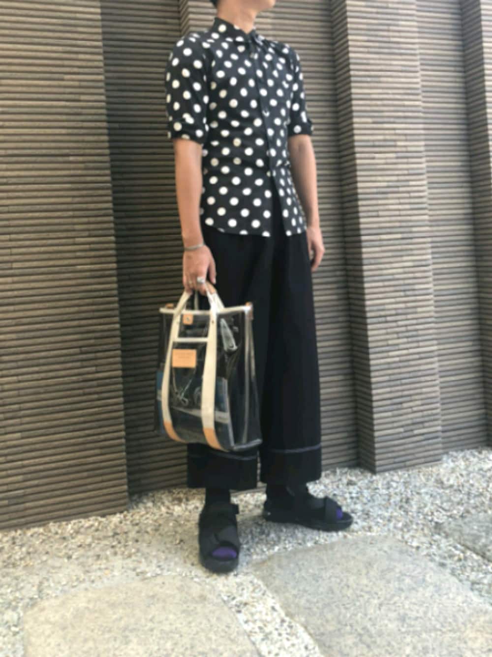 「モード、キュロット、シンプルコーデ、夏のワントーンコーデ、お洒落さんとつながりたい、古着」｜「COMME des GARCONSのドットシャツ（シャツ/ブラウス、ブラック系）」を使った、ポテト社長さん（メンズ・173cm）の夏コーディネートの1枚目の写真