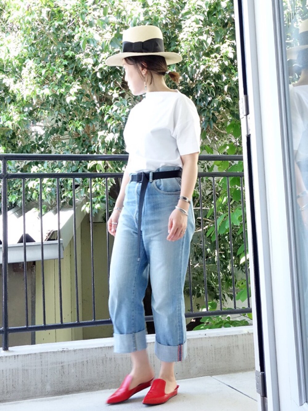 「デニム、大人コーデ、ワイドパンツ、オトナカジュアル、バギーデニム、白Tシャツ、赤い靴、トリコロールカラー、ootd、outfit」｜「L'Ancreのアイテム（トップス、ホワイト系）」を使った、水無川ミワさん（レディース・156cm）の春コーディネートの1枚目の写真