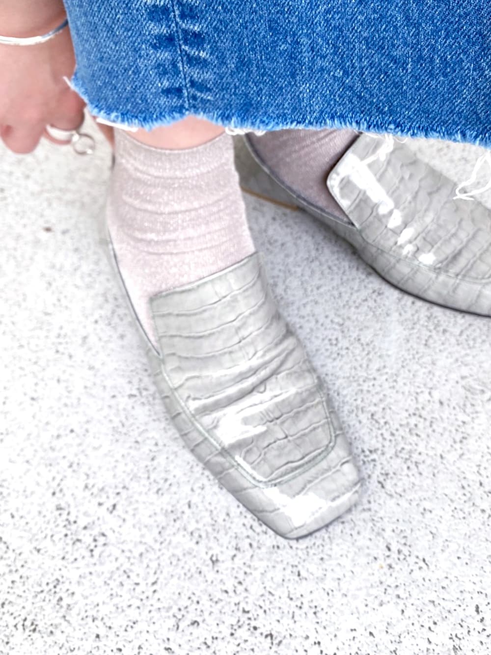 グレー系のシューズ、ゴールド系のレッグウェアを着用したレディースの冬コーディネートの1枚目の写真