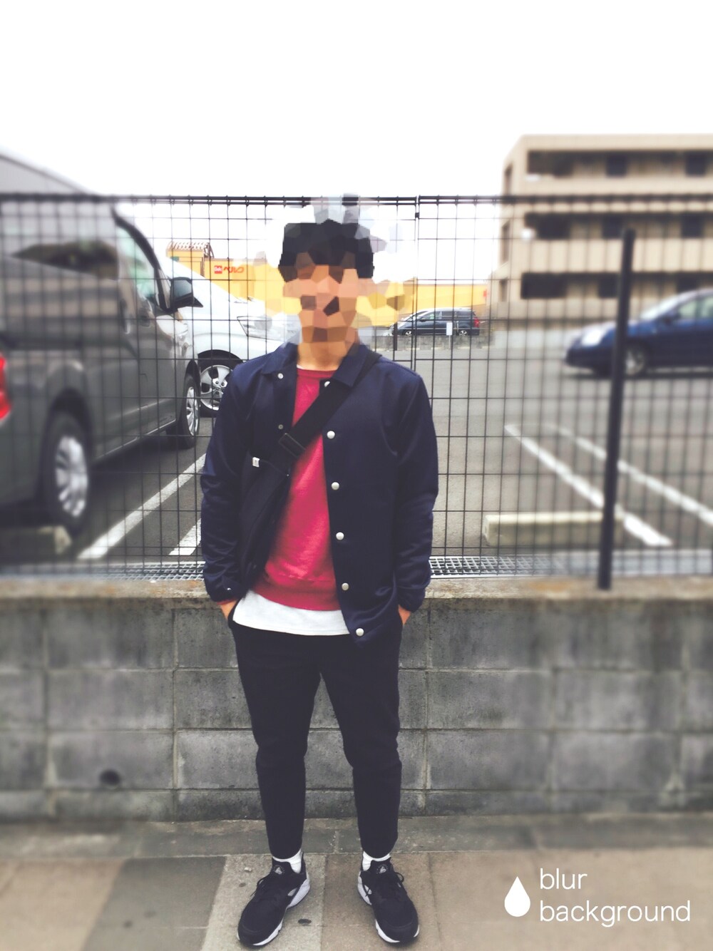 「カジュアル、コーチジャケット、ブルゾン、ハラチ、スニーカー、テーパードパンツ、ネイビー」｜「URBAN RESEARCHのURiD サテンコーチJKT（ブルゾン、ブルー系）」を使った、K_Pさん（メンズ・175cm）の冬コーディネートの1枚目の写真