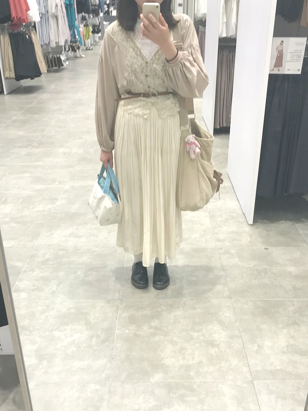 「ワントーンコーデ、ベージュ、アースカラー、アプレジュール、今日のコーデ、ootd、プチプラコーデ、お洒落さんとつながりたい、美容学生」｜「apres jourのレース付きＶブラウス【ZOZOTOWN限定アイテム】（シャツ/ブラウス、ベージュ系）」を使った、mさん（レディース・160cm）の春コーディネートの1枚目の写真