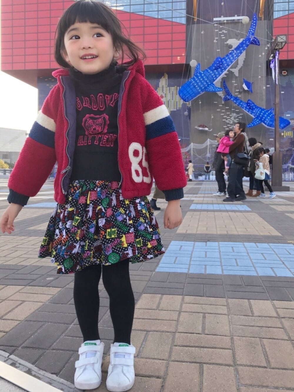 「古着MIX、リメイクスカート、古着、レゴランド、海遊館、冬、冬コーデ、子供コーデ、ビンテージ」｜「60’s vintageアウターのアイテム（その他アウター、レッド系）」を使った、ぺわきさん（キッズ・110cm）の冬コーディネートの1枚目の写真