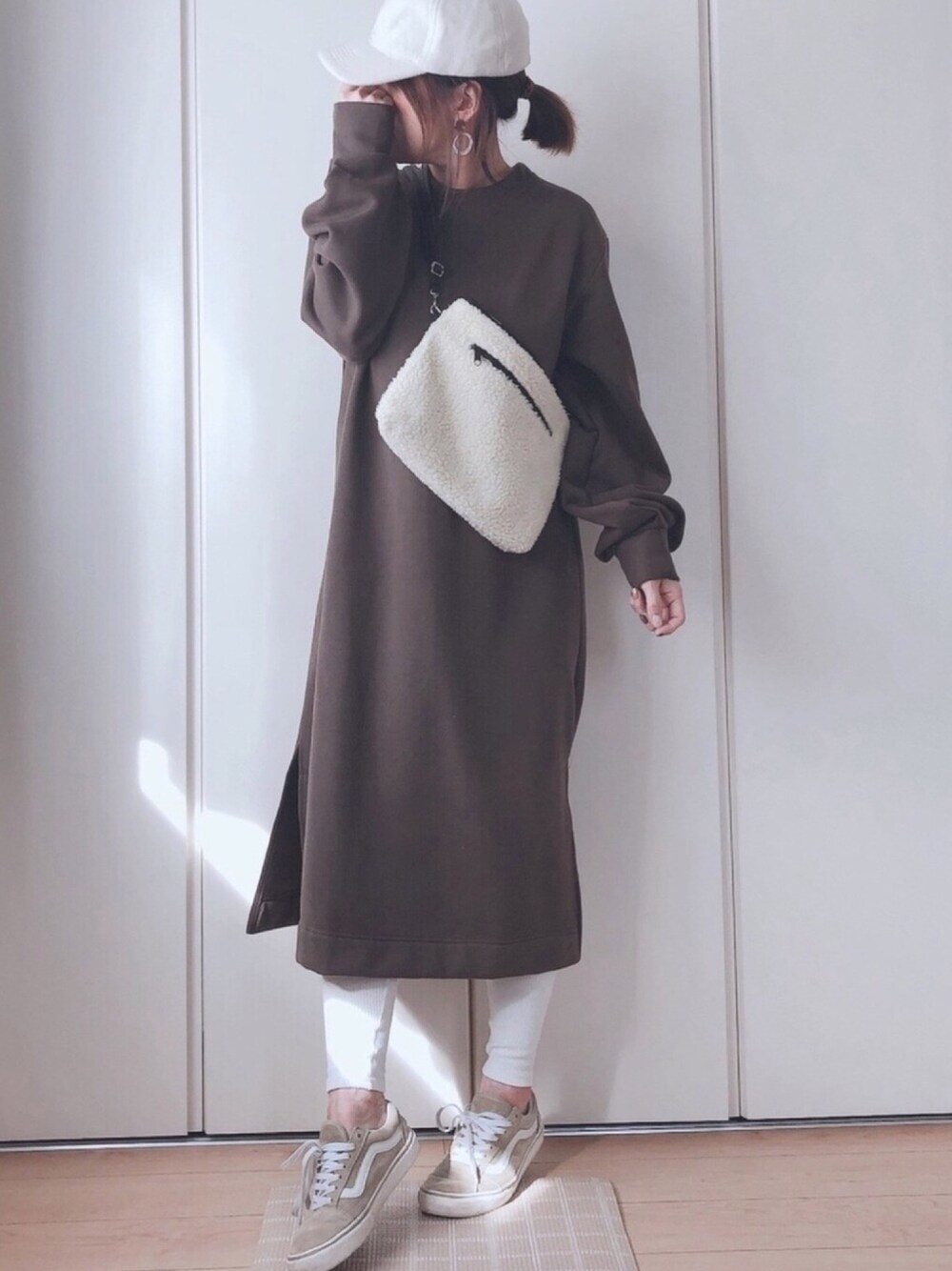 ブラウン系のワンピース/ドレス、ホワイト系のバッグ、ベージュ系のスニーカーを着用したレディースの冬コーディネートの1枚目の写真