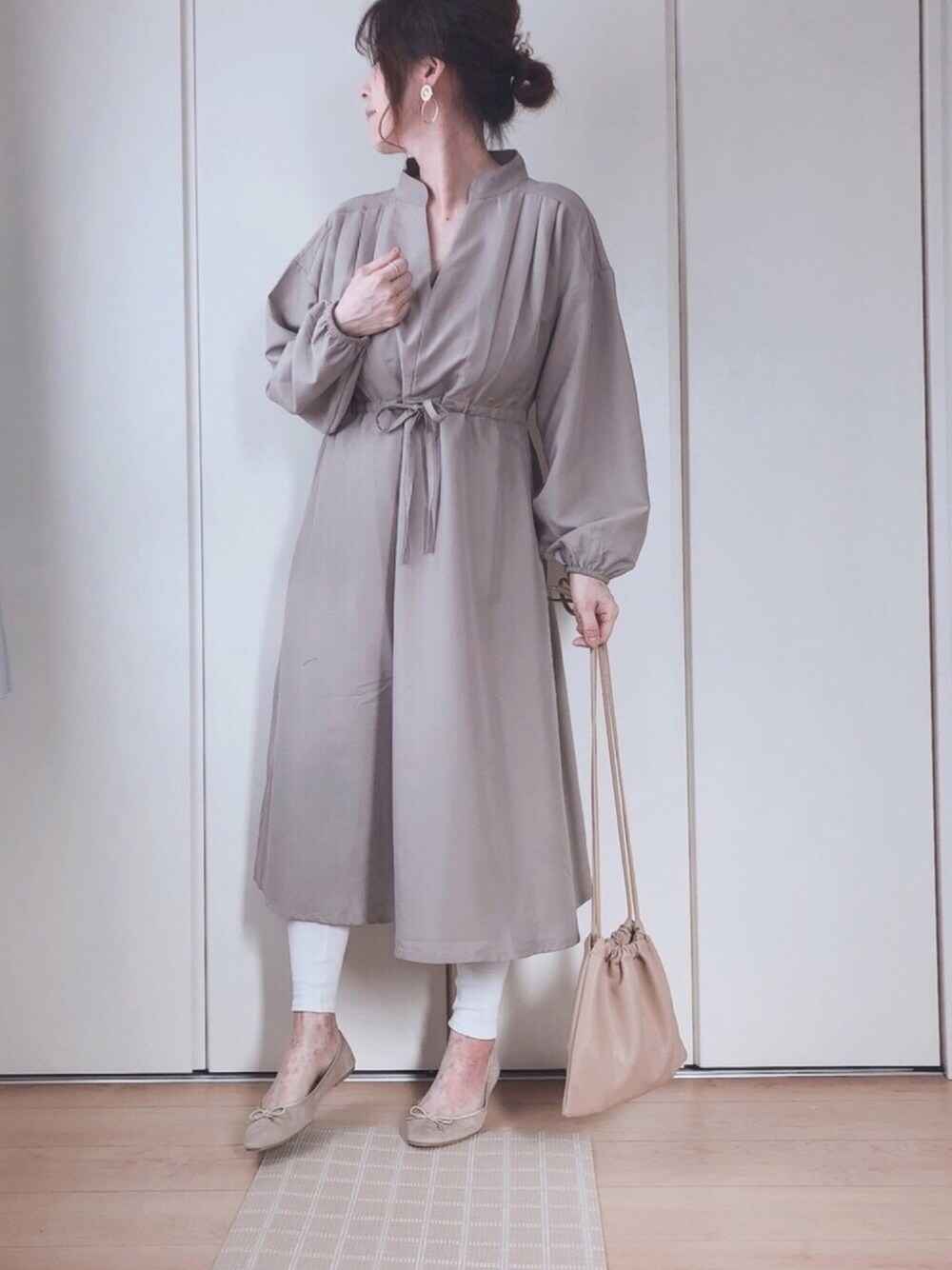 ベージュ系のシャツワンピース、ベージュ系のショルダーバッグ、ベージュ系のバレエシューズを着用したレディースの春コーディネートの1枚目の写真