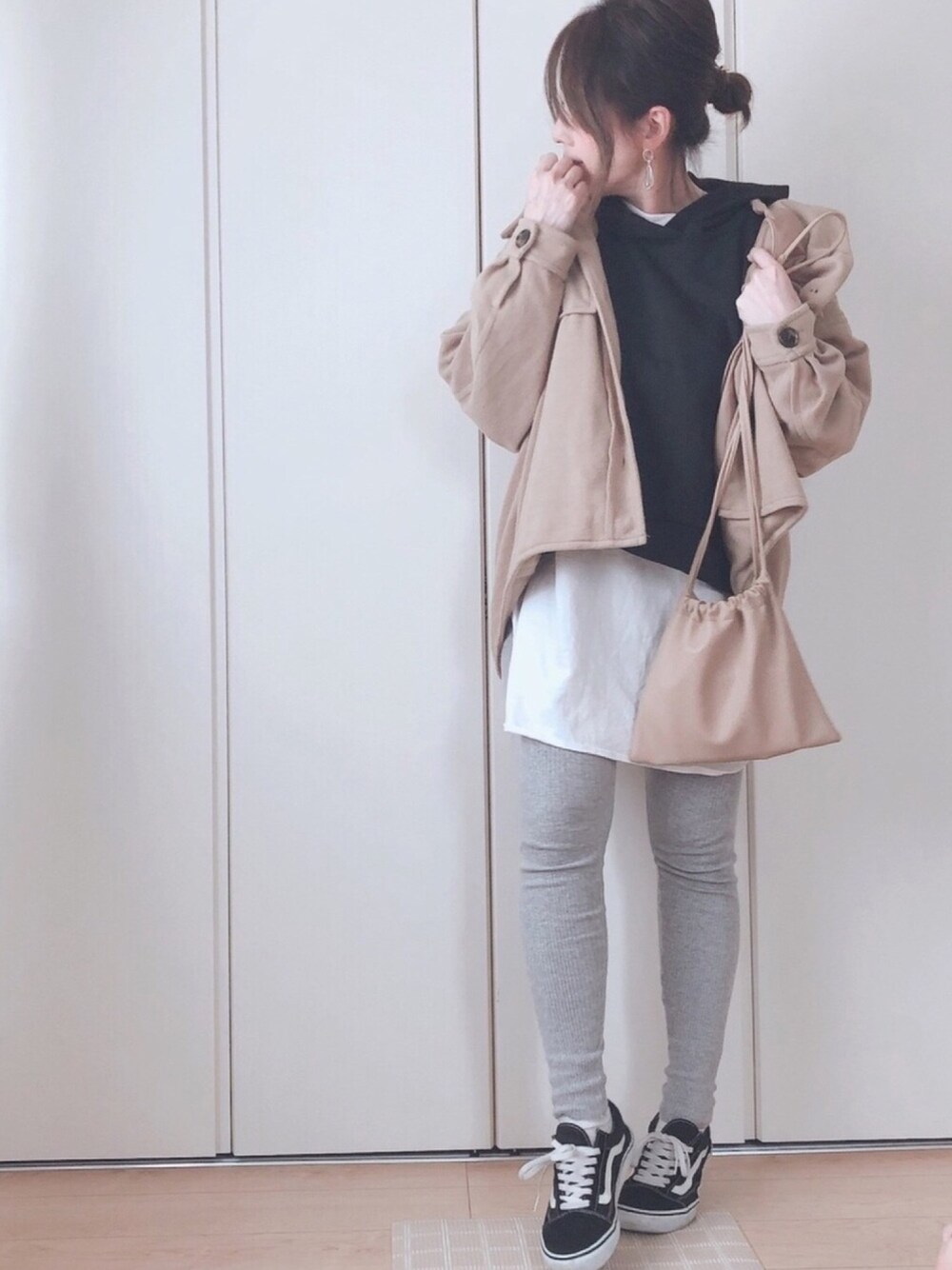 ホワイト系のTシャツ/カットソー、ブラウン系のブルゾン、ブラック系のパーカーを着用したレディースの春コーディネートの1枚目の写真