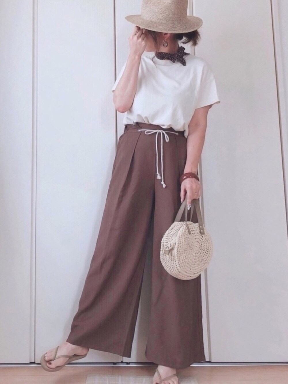 「スムースT、ワイドパンツ、ロープベルト、麦わら帽子、ビーチサンダル、スカーフ、ドット、ブラウン、GU、かごバッグ」｜「GUのアイテム（Tシャツ/カットソー、ベージュ系）」を使った、♥︎ 𝕃𝕆𝕍𝔼 ♥︎さん（レディース・163cm）の夏コーディネートの1枚目の写真