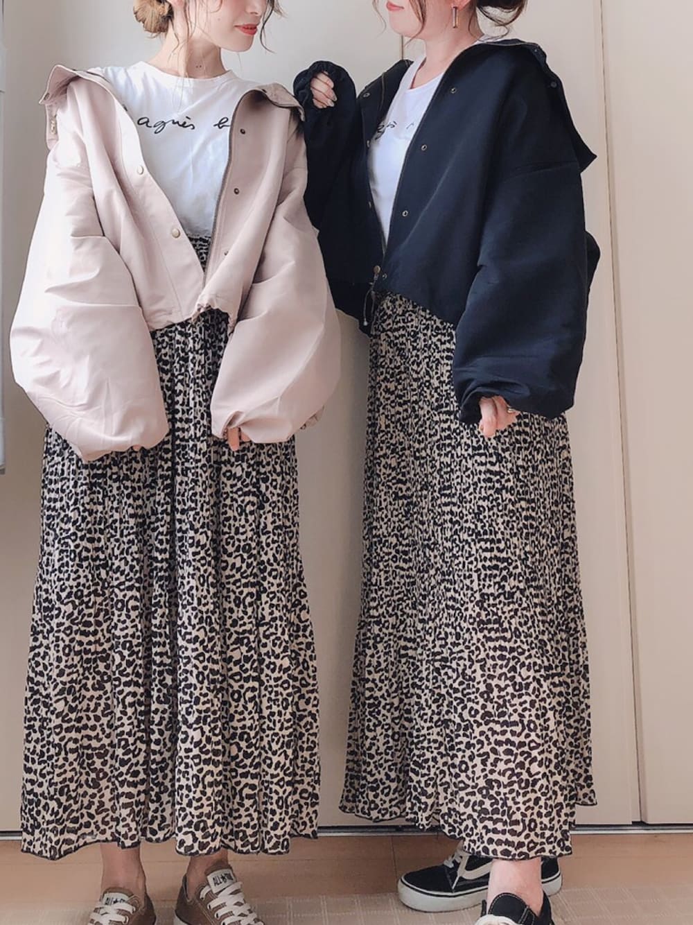 ブラック系のブルゾン、ホワイト系のTシャツ/カットソー、ベージュ系のスカートを着用したレディースの夏コーディネートの1枚目の写真