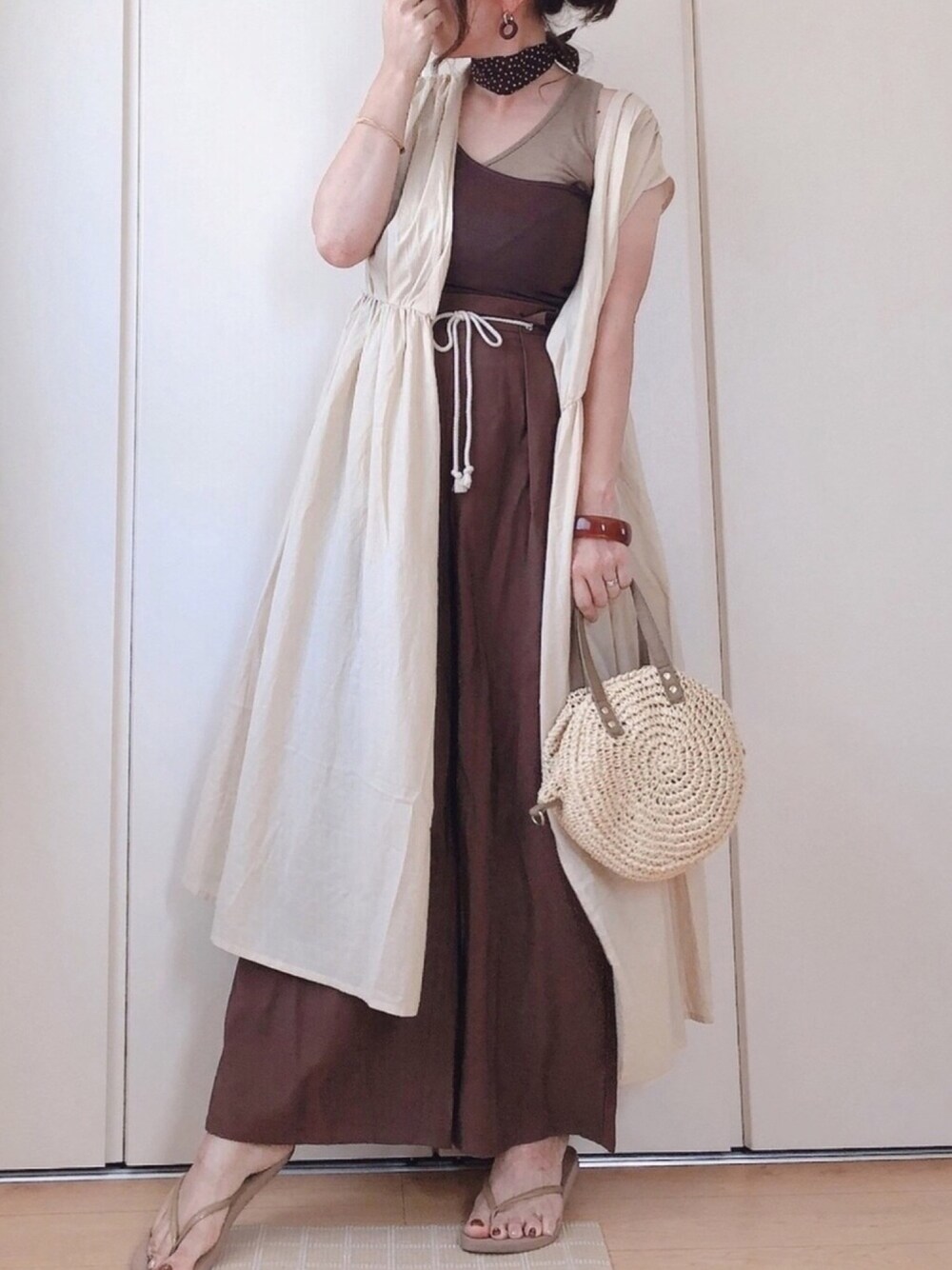 「auntmarie's 、シャツワンピ、カシュクールワンピース、ロープベルト、アシンメトリー、ワンショルダー、ブラウンコーデ、ベージュコーデ、ストール」｜「Aunt Marie'sのAUNT MARIE'S フレンチスリーブカシュクールワンピース（ワンピース、ベージュ系）」を使った、♥︎ 𝕃𝕆𝕍𝔼 ♥︎さん（レディース・163cm）の夏コーディネートの1枚目の写真