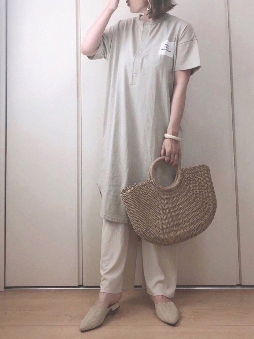 「riberry、birthdayroom、リラックススタイル、おうちスタイル、リラックスパンツ、ストレートパンツ、Tシャツワンピ、かごバッグ、アースカラー」｜「Riberryのフロントヘンリーワンピ（ワンピース、グリーン系）」を使った、♥︎ 𝕃𝕆𝕍𝔼 ♥︎さん（レディース・163cm）の春コーディネートの1枚目の写真