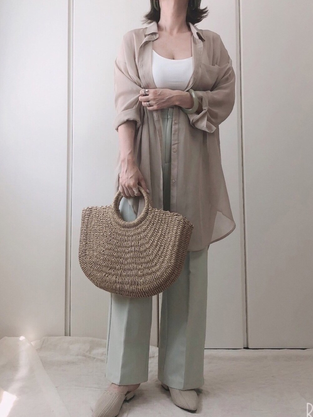 「GU、シアーシャツ、ハイウエスト、ストレッチパンツ、かごバッグ、プチプラ、Goldy、auntie rosa holiday、春夏コーデ」｜「GOLDYの"U" シェイプ レジン イヤリング（イヤリング、グリーン系）」を使った、♥︎ 𝕃𝕆𝕍𝔼 ♥︎さん（レディース・163cm）の春コーディネートの1枚目の写真