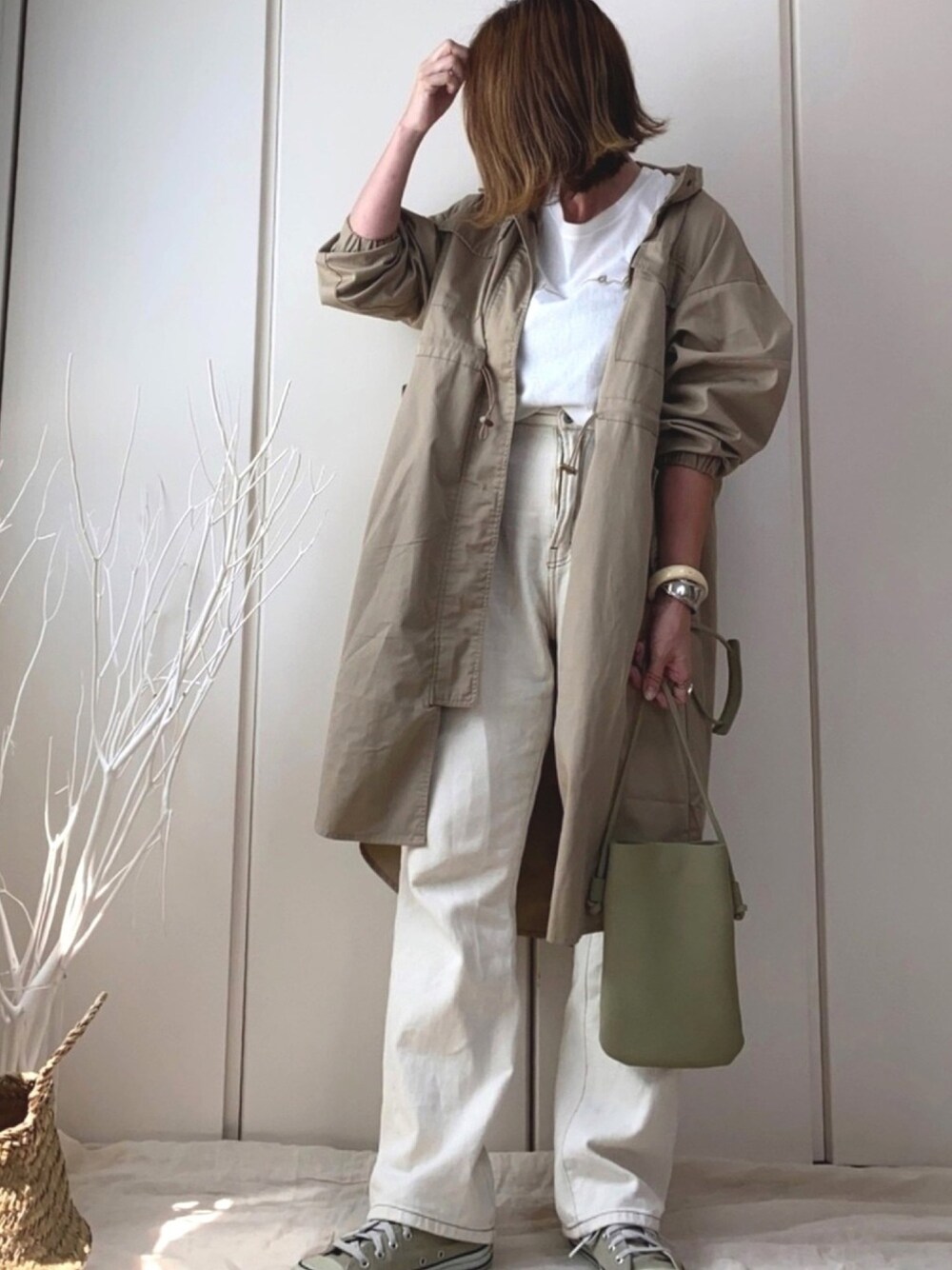 「ミニタリー、ロングコート、モッズコート、riberry、ロゴT、コンバース、converse、ハイウエスト、ホワイトパンツ」｜「Riberryのミリタリーロングコート（ミリタリージャケット、ベージュ系）」を使った、♥︎ 𝕃𝕆𝕍𝔼 ♥︎さん（レディース・163cm）の夏コーディネートの1枚目の写真