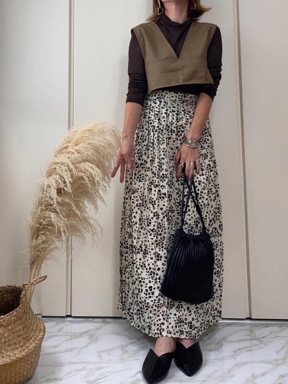 ブラウン系のTシャツ/カットソー、ホワイト系のスカート、ブラック系のショルダーバッグを着用したレディースの秋コーディネートの1枚目の写真