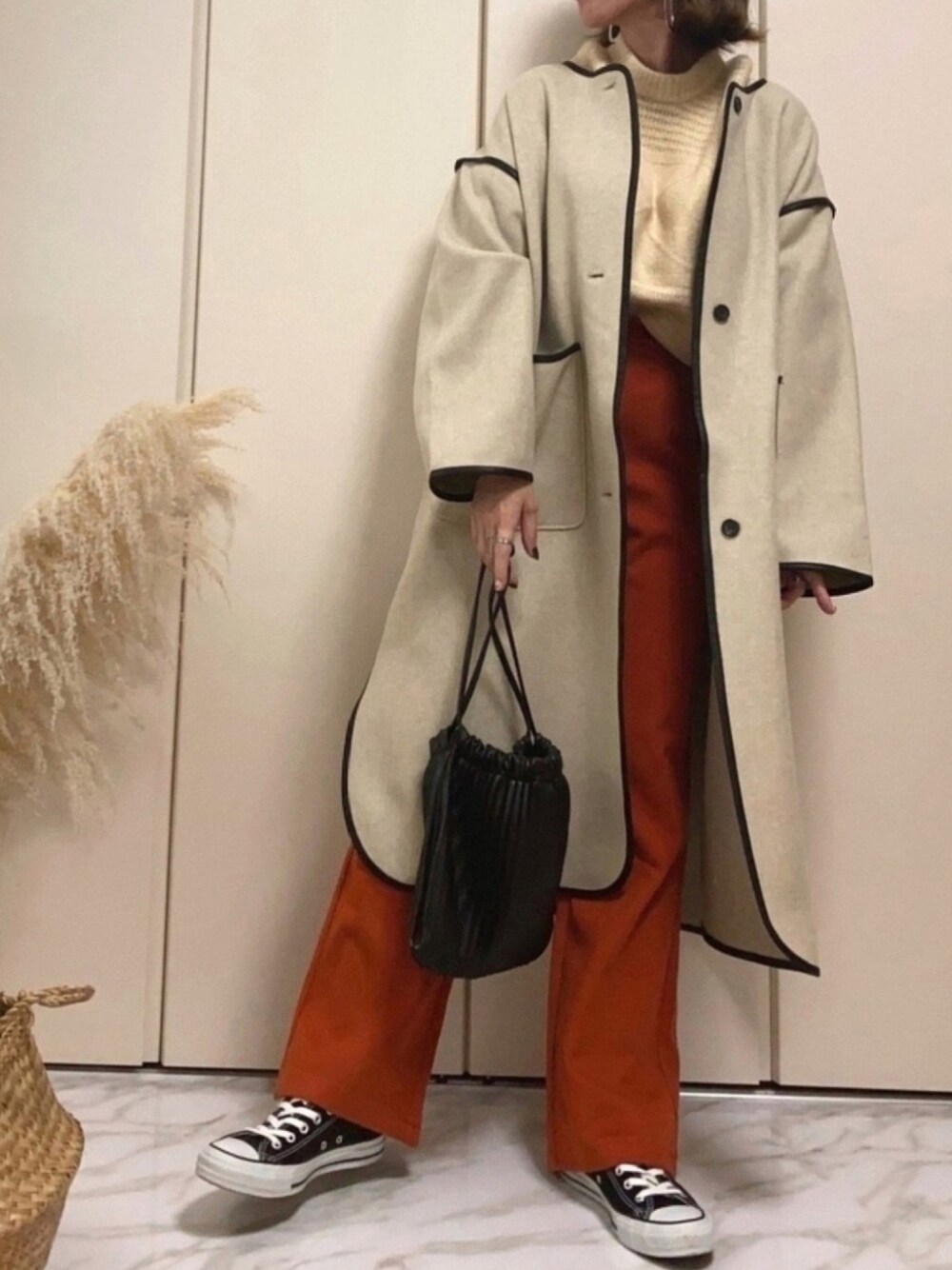 「wearhalloween2020、パイピング、ライナーコート、ニット、ポンチョ、オレンジ、フレアパンツ、巾着バッグ、プリーツバッグ、converse」｜「Auntie Rosa Holidayの【Holiday】パイピングライナーコート（その他アウター、ベージュ系）」を使った、♥︎ 𝕃𝕆𝕍𝔼 ♥︎さん（レディース・163cm）の秋コーディネートの1枚目の写真
