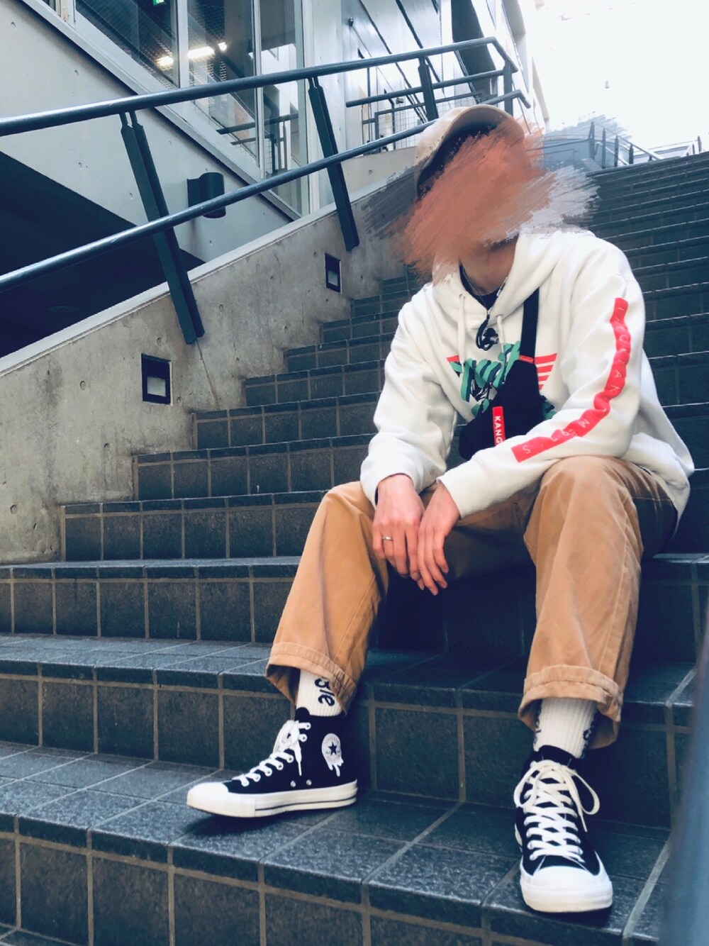 「パーカー、古着、ストリート、スニーカー、コンバース、ベージュ、春コーデ、ootd、いいね、save、フォローお願いします🤑、パステル映える春」｜「Guessの【GUESS/ゲス】6パネルキャップ（キャップ、ベージュ系）」を使った、Ryo10さん（メンズ・175cm）の春コーディネートの1枚目の写真