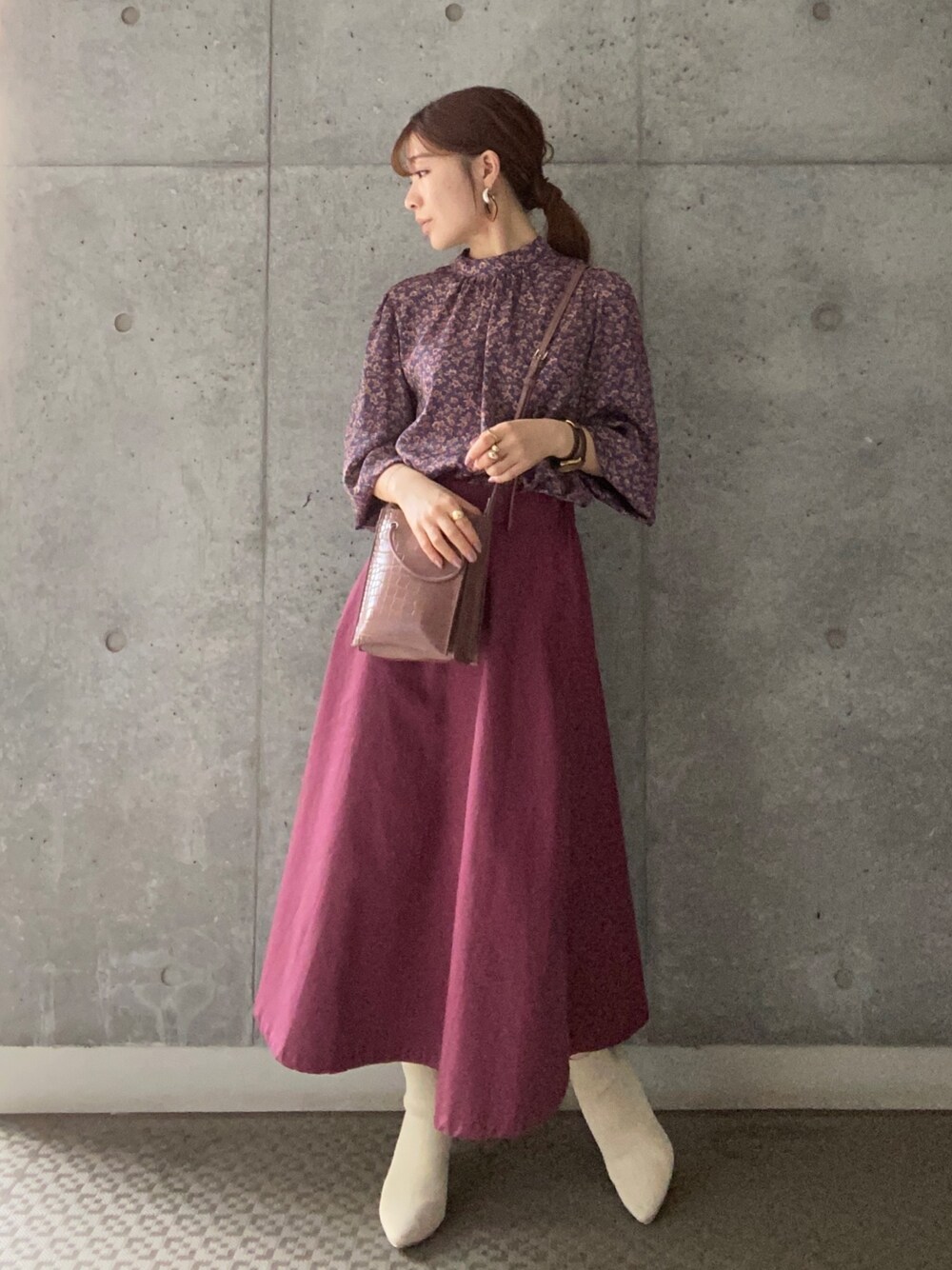 「休日スタイル、秋コーデ、今日のコーデ、大人ガーリー、スカート、ボリューム袖、くすみカラー、ブラウス、花柄、低身長」｜「Andemiuのコバナサテンブラウス914237（シャツ/ブラウス、パープル系）」を使った、くまりなさん（レディース・150cm）の秋コーディネートの1枚目の写真