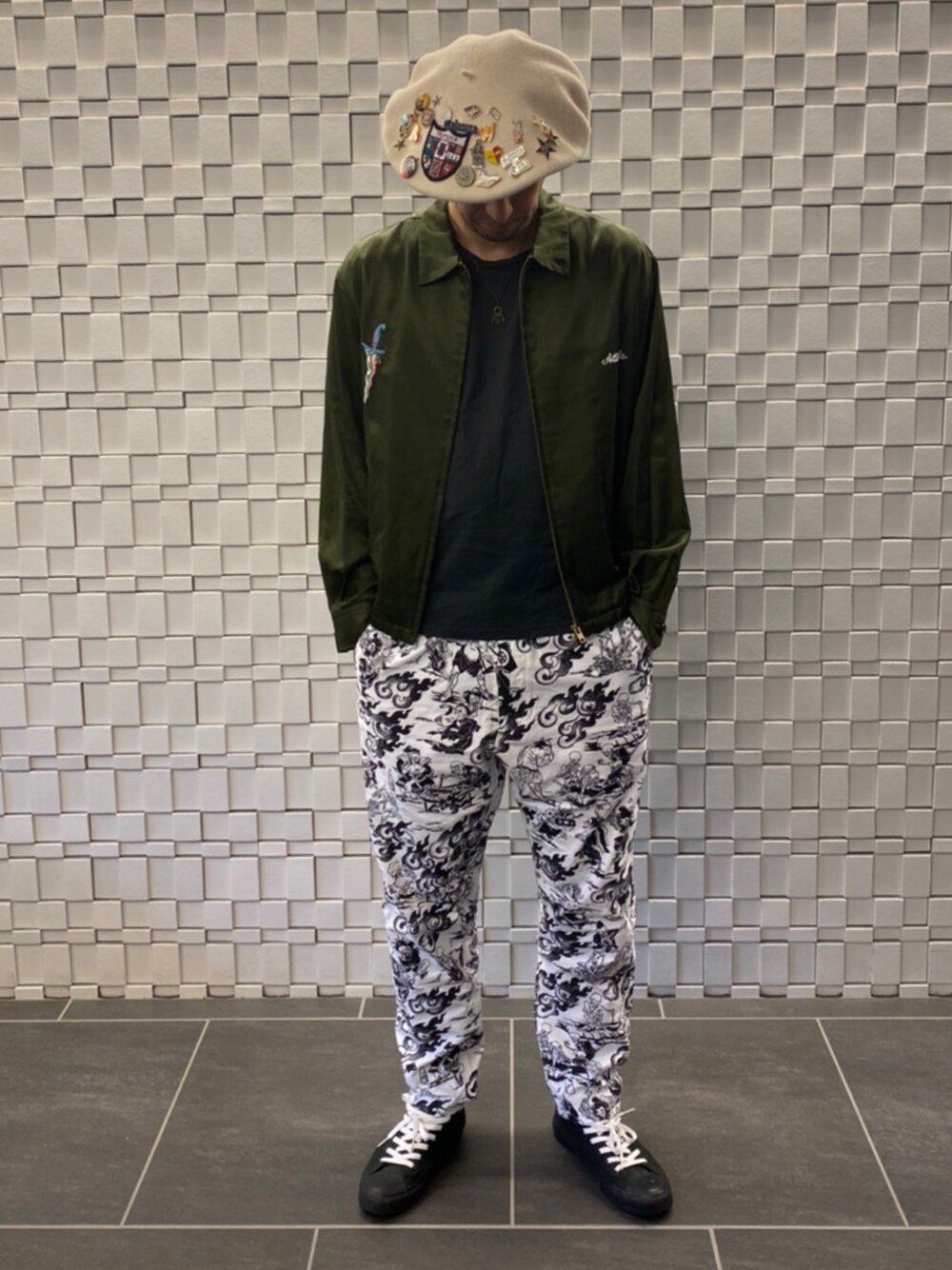 「おうちスタイル、スニーカーコーデ、ラクチンコーデ、おしゃれさんと繋がりたい、コンバース」｜「BUENA VISTAのBUENA VISTA / Basque Beret (BV wappen) 13.5（ハンチング/ベレー帽、ホワイト系）」を使った、miku🎩さん（メンズ・181cm）の春コーディネートの1枚目の写真