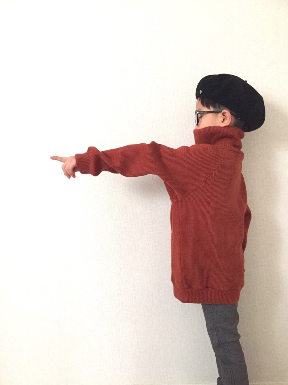 「ベレー帽男子、キッズコーデ、男の子コーデ、ハイネックニット、寒がり男子、先輩風吹かす、理詰めする6歳児、グレンチェック、腹筋ある6歳児」｜「Granny Branketのハイネックスウェット(80～140cm)（スウェット、ブラウン系）」を使った、yuasaさん（キッズ・110cm）の冬コーディネートの1枚目の写真