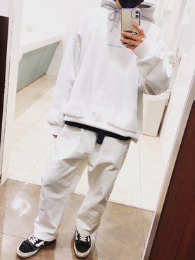 パーカーを使った 白パンツコーデ のメンズ人気ファッションコーディネート Wear