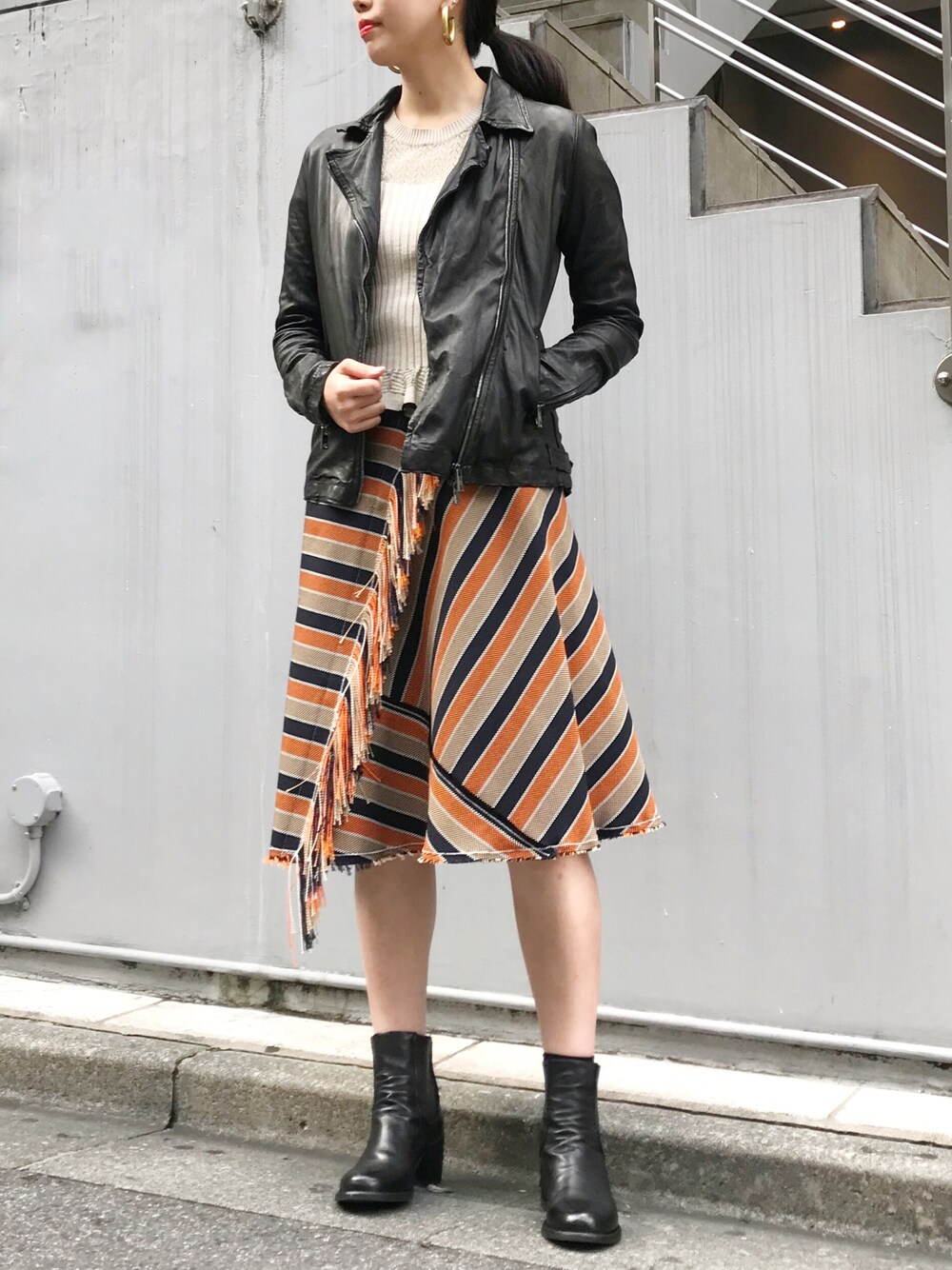 「レザージャケット、ライダース、秋のコーデ、黒、outfit、B2nd、GGDB、GOLDENGOOSE、オトナ女子、GIORGIOBRATO」｜「GOLDEN GOOSEのアイテム（スカート、オレンジ系）」を使った、ayanoさん（レディース・171cm）の夏コーディネートの1枚目の写真