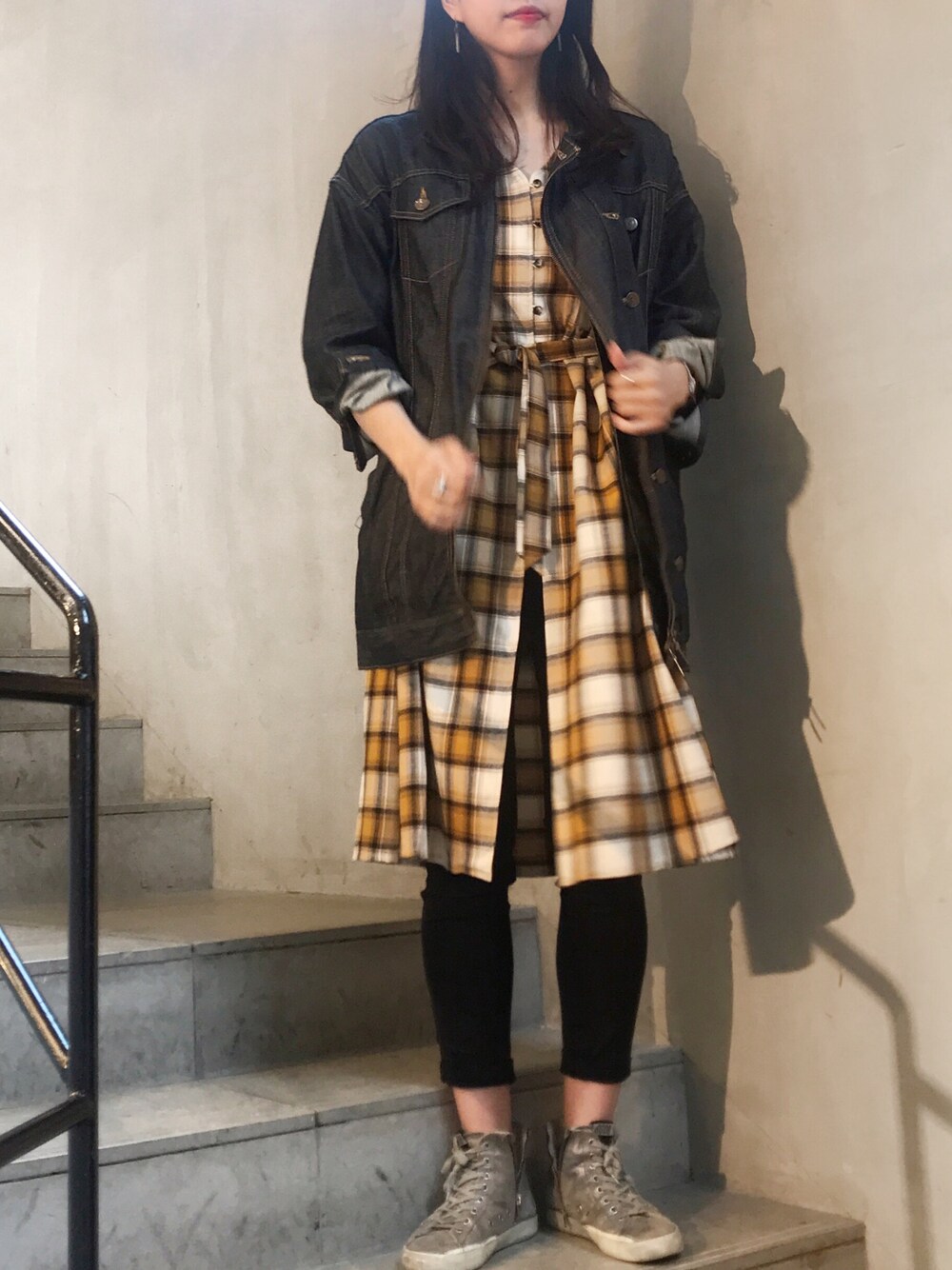 「デニム、チェックシャツ、GOLDEN GOOSE、シャツワンピ、ゆるコーデ、outfit、秋、B2nd」｜「Yasutoshi Ezumiのアイテム（デニムジャケット、ブルー系）」を使った、ayanoさん（レディース・171cm）の秋コーディネートの1枚目の写真