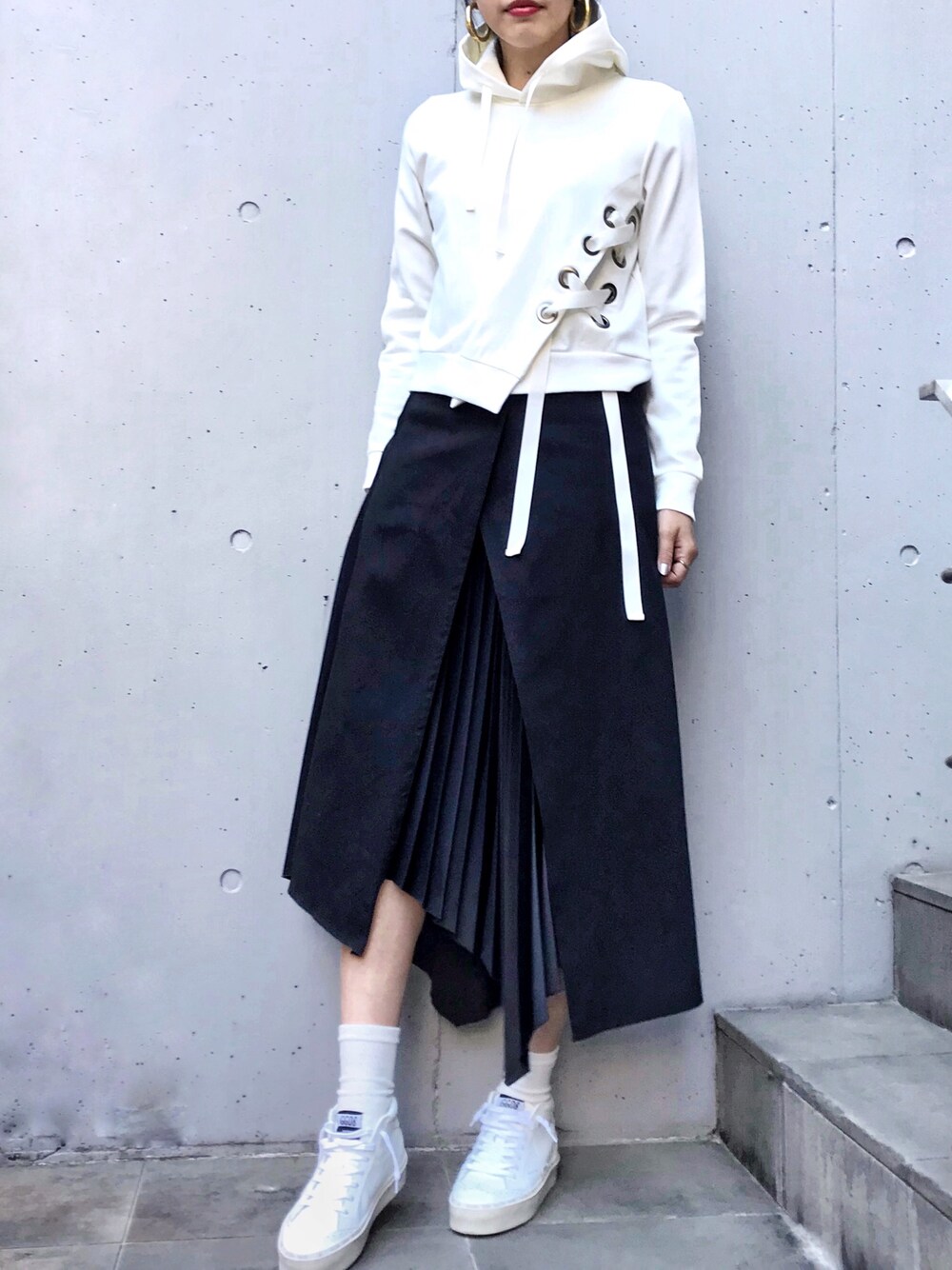 「スニーカー、カジュアル、パーカー、GOLDEN GOOSE、デニムスカート、大人カジュアル、スポーティ、B2nd、今日のコーデ、高身長女子」｜「EZUMiのEZUMi(エズミ)別注プリーツコンビデニムスカート（デニムスカート、ブラック系）」を使った、ayanoさん（レディース・171cm）の冬コーディネートの1枚目の写真