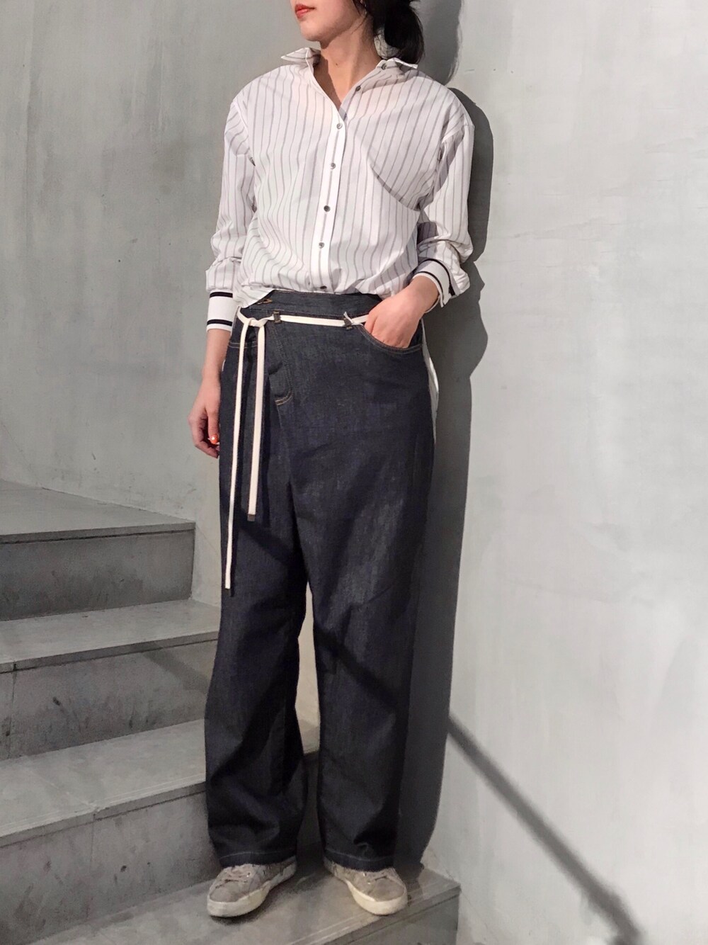 「シンプル、大人カジュアル、スニーカーコーデ、スポーツミックス、デニムパンツ、シャツ×デニム、シンプルコーデ、春コーデ、B2nd、高身長女子」｜「Munichのニットリブカフスシャツ（シャツ/ブラウス、ホワイト系）」を使った、ayanoさん（レディース・171cm）の春コーディネートの1枚目の写真
