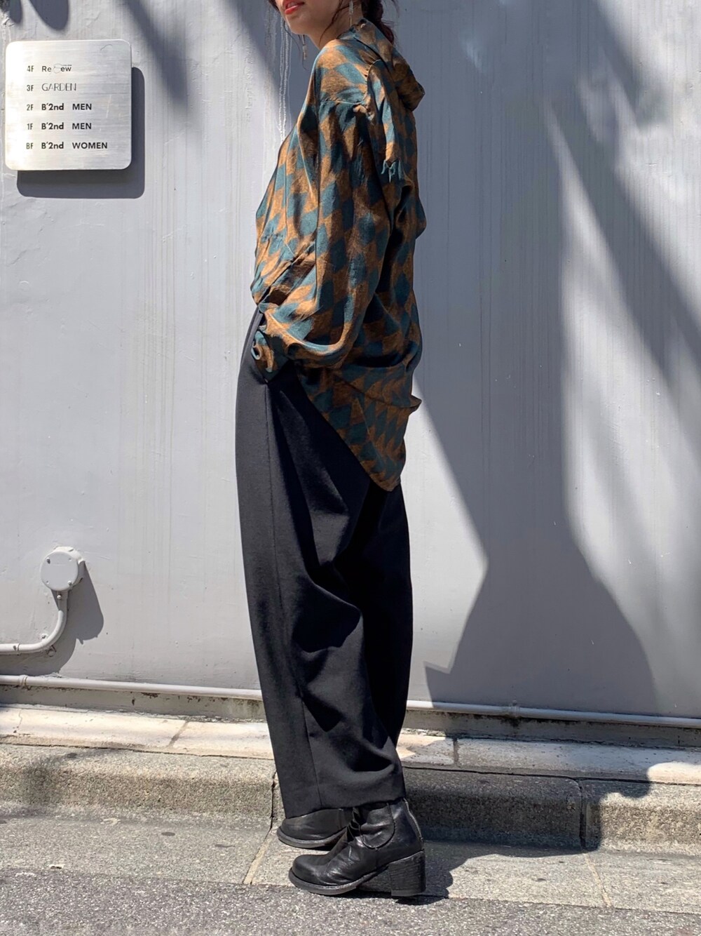 「ブーツ、オーバーサイズ、大人カジュアル、ワイドパンツ、メンズライク、モード、秋服、B2nd、高身長女子、アーガイル柄」｜「UMAWANGのアイテム（シャツ/ブラウス、ブラウン系）」を使った、ayanoさん（レディース・171cm）の夏コーディネートの1枚目の写真