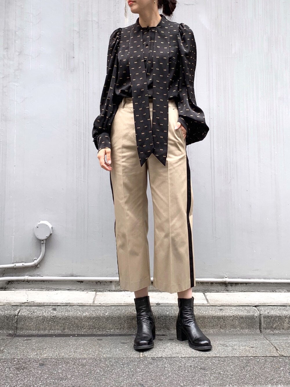 「ブラウス、ブーツ、チノパン、MM6、christiandada、B2nd、秋コーデ、高身長女子、WEARセンバツ、スタッフセンバツ」｜「CHRISTIAN DADAのLove Print Satin Shirt（シャツ/ブラウス、ブラック系）」を使った、ayanoさん（レディース・171cm）の秋コーディネートの1枚目の写真